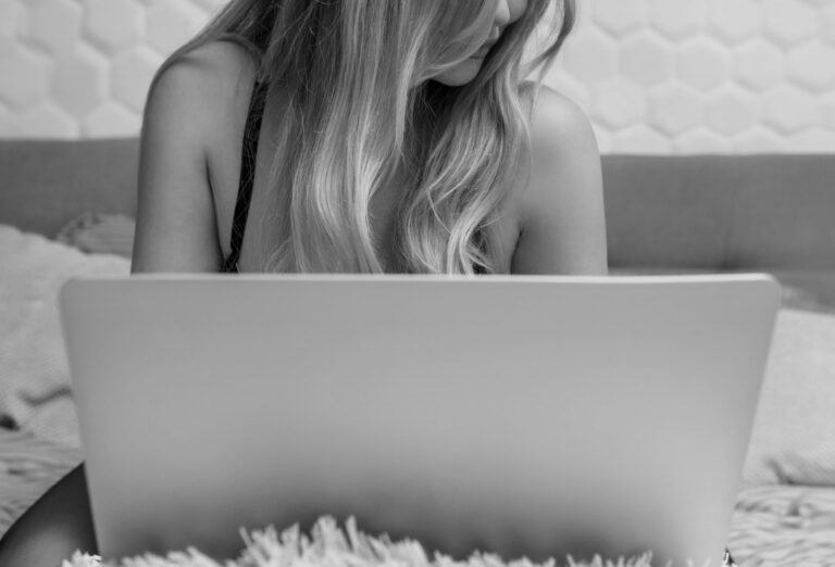 10+ Examples of Best Pre-Landing Pages for the Adult Vertical